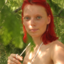 Rosi nackt am See
