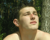 In dieser Serie besorgt er es sich im Wald. Igoris befriedigt sich gerne selbst und das immer und �berall. 