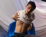 Zum Schlu� kommt er mit einer riesigen Ladung Sperma und trifft sich sogar selbst im Gesicht. Sexbilder mit Michael 24 beim masturbieren. 