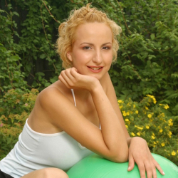 Blondes Luder besorgt es sich im Freien!