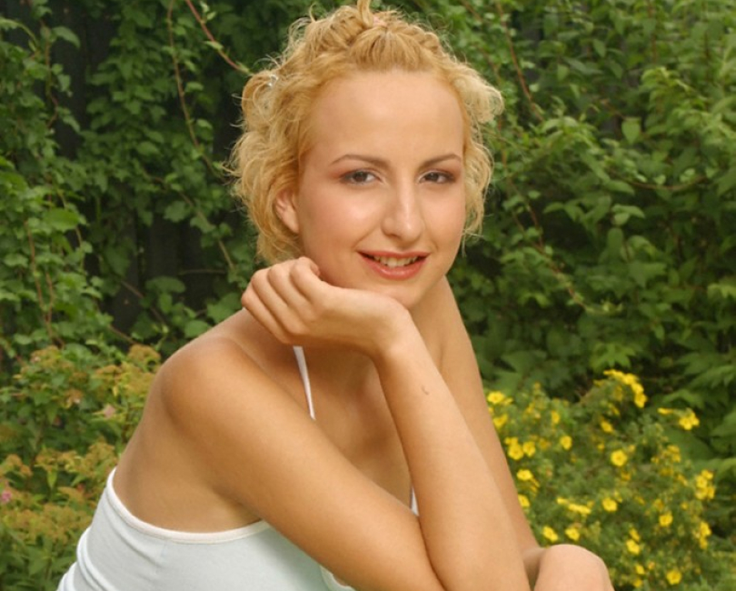 Blondes Luder besorgt es sich im Freien!