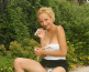 Blondes Luder besorgt es sich im Freien!